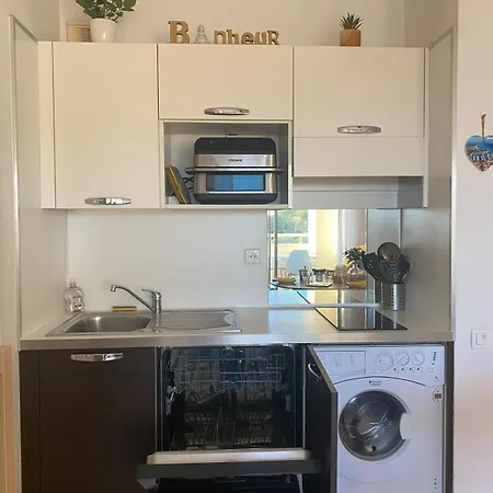 Апартаменти One-bedroom With Balcony, Sea And Park Views, Air Conditioning, Swimming Pool And Parking